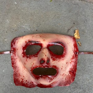 Handgemaakt latex-horrormasker: gevild gezicht met leren bandjes afbeelding 7