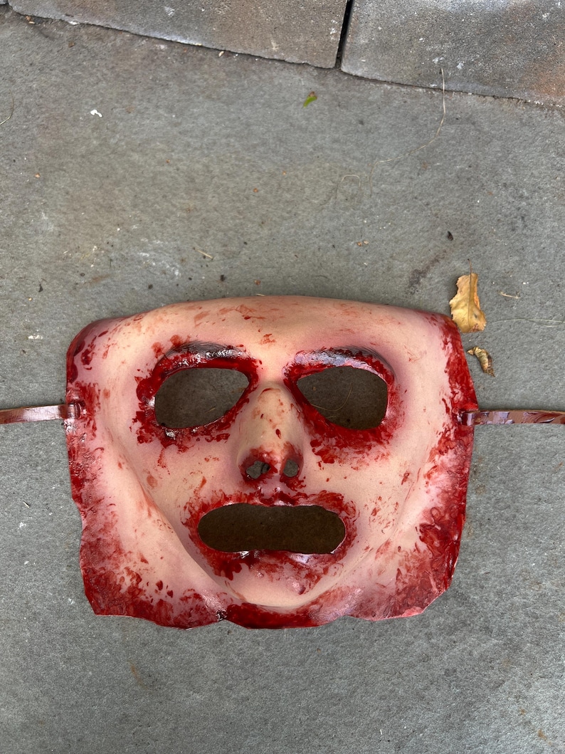 Handgemaakt latex-horrormasker: gevild gezicht met leren bandjes afbeelding 7