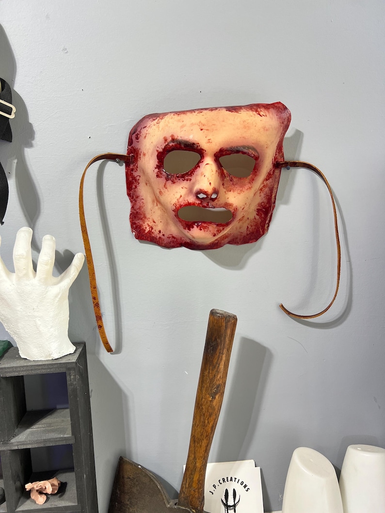 Handgemaakt latex-horrormasker: gevild gezicht met leren bandjes afbeelding 8