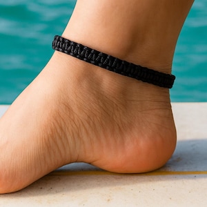 Handgemaakte zwarte macramé enkelband, verstelbaar koord, minimale boho enkelband zomerstrandsieraden.