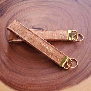 Pulsera de llavero de corcho con llavero vegana de oro metálico, sostenible, con hardware de oro.