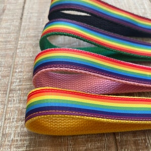 Llavero con la bandera del orgullo arcoíris, llavero de pulsera con cordón LGBTQ y reverso de cinta de algodón.