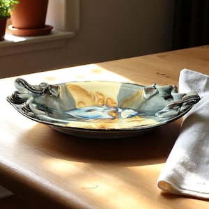 Plato esmaltado con colores del desierto hecho a mano con asas curvas de cinta de losa. Cerámica de estudio con la marca BG. Vajilla para servir. Decoración del hogar. Coleccionable.