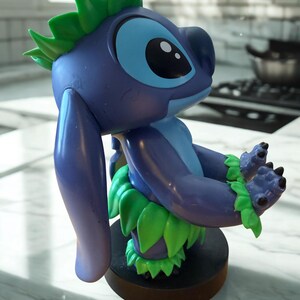 Puede incluir: Una figura azul y verde del personaje Stitch de la pel&iacute;cula de Disney Lilo & Stitch. La figura tiene orejas grandes, una falda verde con hojas y est&aacute; posando con los brazos levantados. La figura est&aacute; sobre una base circular marr&oacute;n.