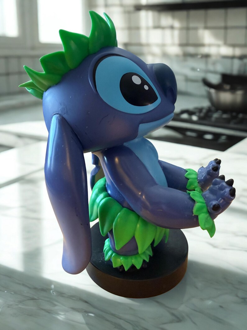 Puede incluir: Una figura azul y verde del personaje Stitch de la pel&iacute;cula de Disney Lilo & Stitch. La figura tiene orejas grandes, una falda verde con hojas y est&aacute; posando con los brazos levantados. La figura est&aacute; sobre una base circular marr&oacute;n.
