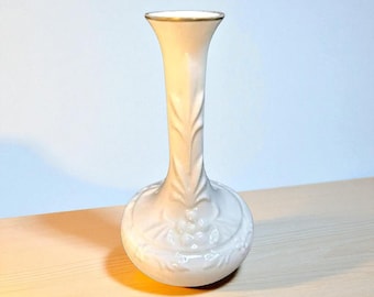 Jarrón pequeño Aynsley Camellia de porcelana fina, fabricado en Inglaterra, blanco, con relieve floral y ribete dorado, estilo rústico.