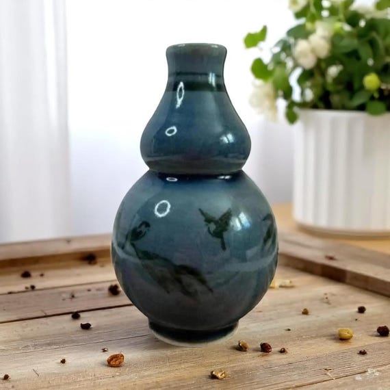 青い鳥と植物の装飾花瓶 ヴィンテージ手描き陶器花瓶 – 花と鳥のデザイン –