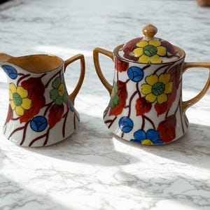 Juego de azucarero y jarro de crema pintados a mano estilo japonés Arita, de porcelana con coloridos motivos florales, inspirados en Imari. Azucarero con tapa. Decoración de cocina retro.