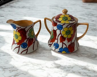 Juego de azucarero y jarro de crema pintados a mano estilo japonés Arita, de porcelana con coloridos motivos florales, inspirados en Imari. Azucarero con tapa. Decoración de cocina retro.