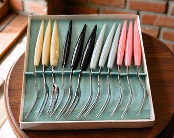 Vintage 1960er Jahre Set mit 12 kleinen Gabeln in Box Hors D’oeuvre oder Cocktailgabeln in Pink Schwarz Blau Gelb Retro Home Decor Sammlerstück