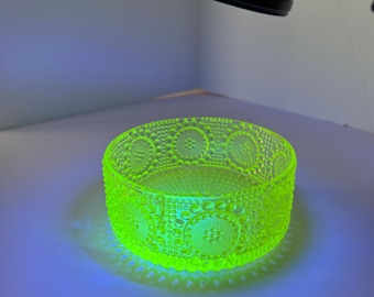 Cuenco vintage de vidrio Fenton Uranium Glass Hobnail Coin Dot, bombonera opalescente de vaselina y topacio, vidrio reactivo a los rayos UV, de mediados de siglo.