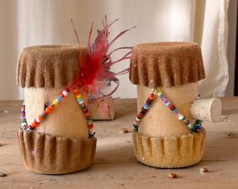 Juego de salero y pimentero vintage con cuentas y plumas, estilo tribal bohemio, de madera, par, arte popular, decoración de cocina rústica y original.