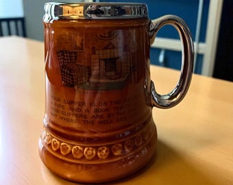 Jarra de cerámica vintage Lord Nelson Pottery, Inglaterra, 1972, esmalte marrón, jarra de cerveza, cita humorística, escena de pub con pipa y tabaco.