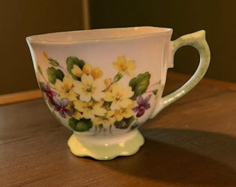 Taza de té vintage Royal Albert Primulette de Inglaterra, porcelana fina amarilla, Primrose violeta, ribete floral verde, taza de té con pie, estilo cottagecore.