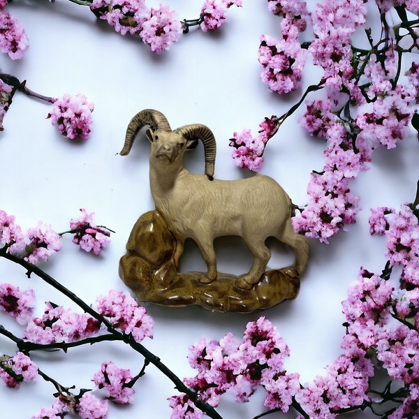 Mouton à grandes cornes en céramique sur socle marron Figurine pour amateur d'atelier, pièce anonyme