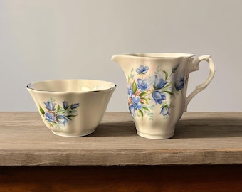 Juego de cremera y azucarero de porcelana fina Royal Grafton vintage, juego de té floral azul, Inglaterra, juego de servir estilo cottagecore de mediados de siglo.