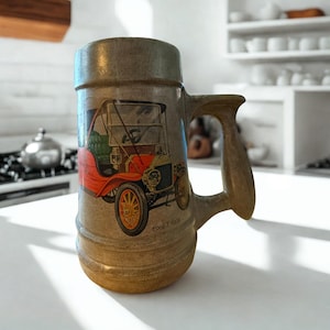Jarra de cerveza de cerámica "Ford Modelo T 1908" o "Cadillac 1906". Auto clásico marcado por la Oktoberfest de Carolina del Norte. Cultura cervecera. Artículos de colección. Cerámica de estudio.