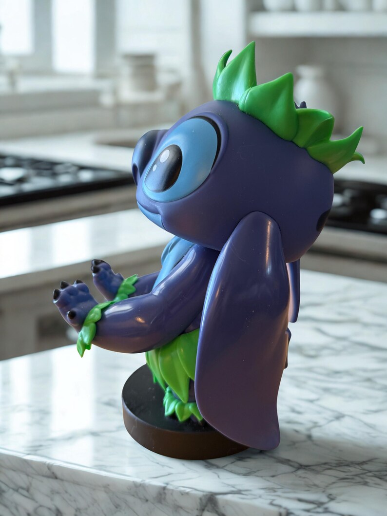 Puede incluir: Una figura del personaje Stitch de la pel&iacute;cula animada Lilo & Stitch. La figura es principalmente morada con grandes ojos azules, detalles verdes y una base marr&oacute;n. Est&aacute; posando con los brazos extendidos.