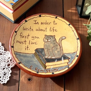 Red Oak Pottery Pamela Armbrust - E Hemingway Zitat "Um zuerst über das Leben zu schreiben, müssen Sie es leben" Katze auf Bücher Redware Display Dish