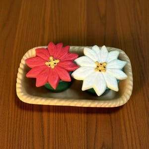 Poinsettia Flower Pots in Basket Salt and Pepper Shaker Set Home Decor Collectable Festive Decorations Holiday Table Decor Unique Seasonal