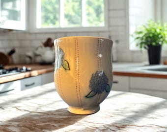 Vaso de cerámica artesanal hecho a mano con diseño floral, esmalte neutro, decoración rústica minimalista.
