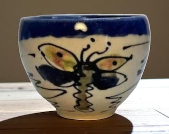 Taza de té Yunomi de cerámica hecha a mano, con borde azul y diseño de mariposa, con la marca H grabada. Taza de cerámica artesanal de estilo japonés.