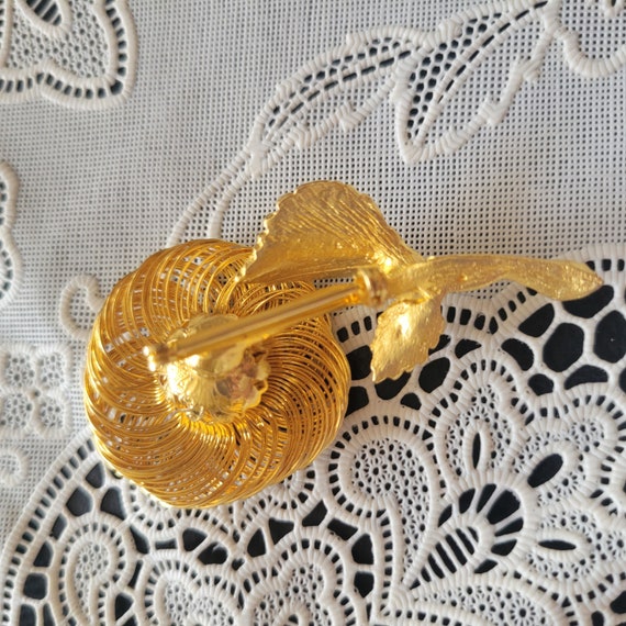 Vintage gold tone wire floral brooch - image 3