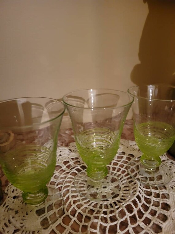 **** SET OF 4 LIGHT GREEN SWIRL WINE GLASSES ***** 