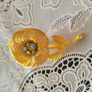 Vintage gold tone wire floral brooch