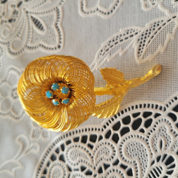 Vintage gold tone wire floral brooch - image 1