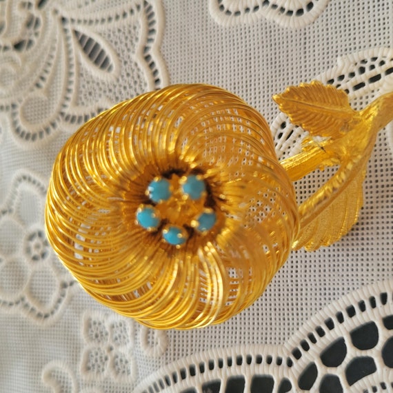 Vintage gold tone wire floral brooch - image 2