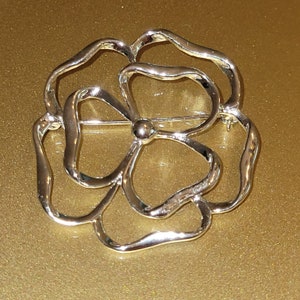 Sterling silver floral design brooch.