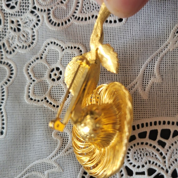 Vintage gold tone wire floral brooch - image 4