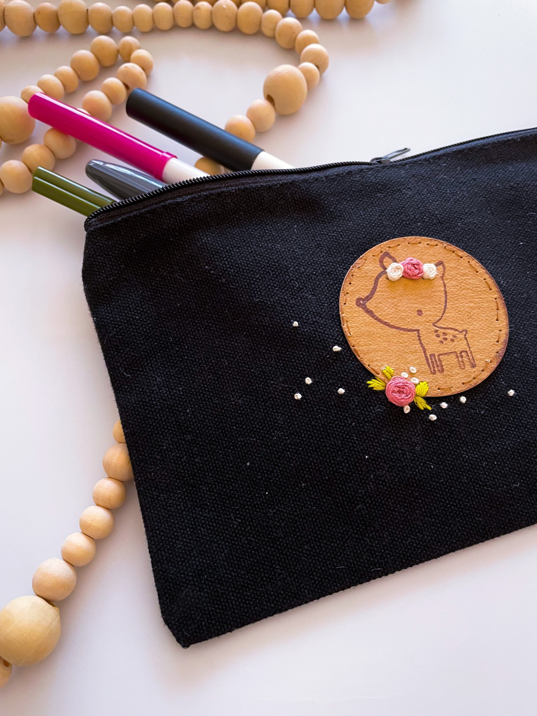 手縫いの鹿のポーチ：刺繍入りキャンバストラベルバッグ - Etsy 日本