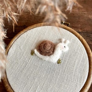 Caracol de feltro agulhado para pendurar na parede com nome bordado