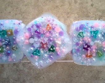 Almohadilla poliédrica de silicona translúcida con inclusiones para aliviar la ansiedad en adultos.