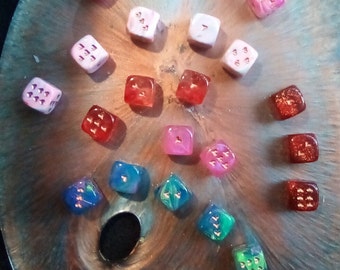 Caprichoso - Figura D6 de resina de 15 mm con pepitas de corazón de cobre