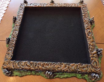 Ten Kingdoms - Bandeja de dados de madera esculpida en resina y vinilo con superficie rodante de fieltro vegano para juegos de mesa, TTRPG y RPG