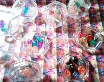 Gema del Alma - Juego de Dados Poliédricos de Resina con Estuche de Gemas Acrílicas (Bóveda)