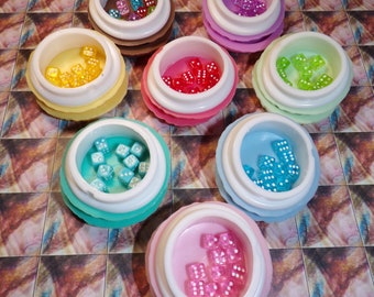 Juego de dados D6 Teeny Tiny Sweet Sneak Attack sin aroma con bóveda de almacenamiento de macarrones