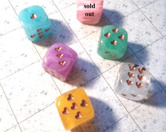 Etéreo caprichoso - Figura D6 de resina de 15 mm con pepitas de corazón de cobre