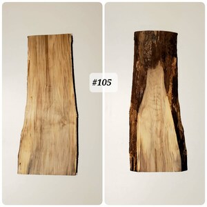 Puede incluir: Dos vistas de una gran losa de madera natural con un borde vivo. La madera es de color marr&oacute;n claro con vetas y nudos de color marr&oacute;n oscuro. La losa mide aproximadamente 46 cm de ancho y 76 cm de largo. #105