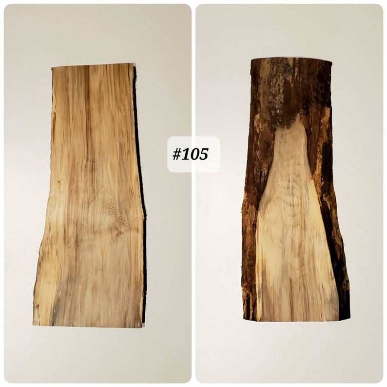 Puede incluir: Dos vistas de una gran losa de madera natural con un borde vivo. La madera es de color marr&oacute;n claro con vetas y nudos de color marr&oacute;n oscuro. La losa mide aproximadamente 46 cm de ancho y 76 cm de largo. #105
