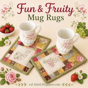 Può includere: Due sottobicchieri rettangolari in tessuto con bordi patchwork nei toni del rosa, verde e giallo. Uno presenta un disegno ricamato di fragole, l'altro di uva. Due tazze in ceramica bianca con motivi floreali sono posizionate sopra.