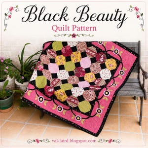 Op de afbeelding: Een quiltpatroon getiteld Black Beauty Quilt Pattern met een patchworkontwerp van achthoekige bloemenstofblokken in tinten geel, roze, groen en rood, omrand door een brede roze band met zwarte rank- en bloemapplicaties als detail.
