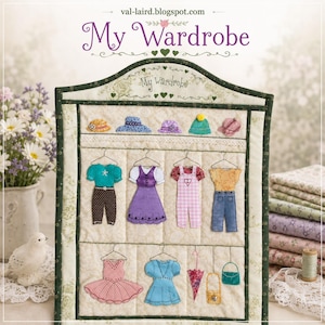 Könnte beinhalten: Ein gesteppter Wandbehang aus Stoff mit dem Titel My Wardrobe, der bestickte Kleidungsstücke auf Drahtbügeln zeigt, darunter Kleider, Hosen, Latzhosen, Hüte, einen Regenschirm und eine Handtasche auf einem cremefarbenen Hintergrund.
