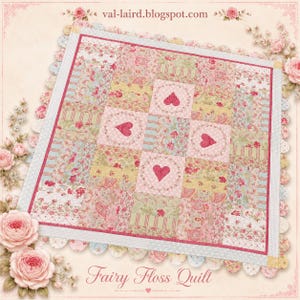 Può includere: Una trapunta patchwork quadrata con una griglia di blocchi alternati a motivi floreali, a righe e rosa tinta unita. Quattro blocchi centrali contengono applicazioni a cuore rosa scuro circondate da ghirlande floreali. Bordo grigio chiaro e testo.