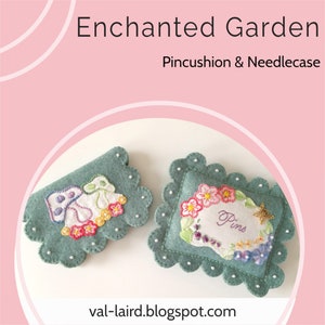 Op de afbeelding: Twee handgemaakte, saliegroene speldenkussens en naaldenkokers met geschulpte randen. Eén is rechthoekig met bloemenborduurwerk en het woord "Pins". De andere is een opgevouwen etui met geborduurde bloemen. Tekst: Enchanted Garden.