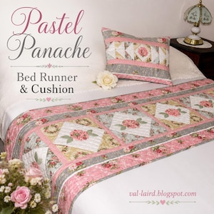 Puede incluir: Un camino de cama acolchado y un cojín rectangular con un estampado floral en tonos rosa, verde salvia y crema. La tela muestra un diseño de patchwork con motivos en forma de diamante. El texto en la imagen dice Pastel Panache Bed Runner & Cushion.