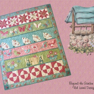 Puede incluir: Un tapiz de pared acolchado con un tema de jardín, con mariposas, pájaros y patrones florales en tonos de rosa, verde y azul. El edredón incluye una ilustración de pozo y el texto "Beyond the Garden Gate Val Laird Designs".